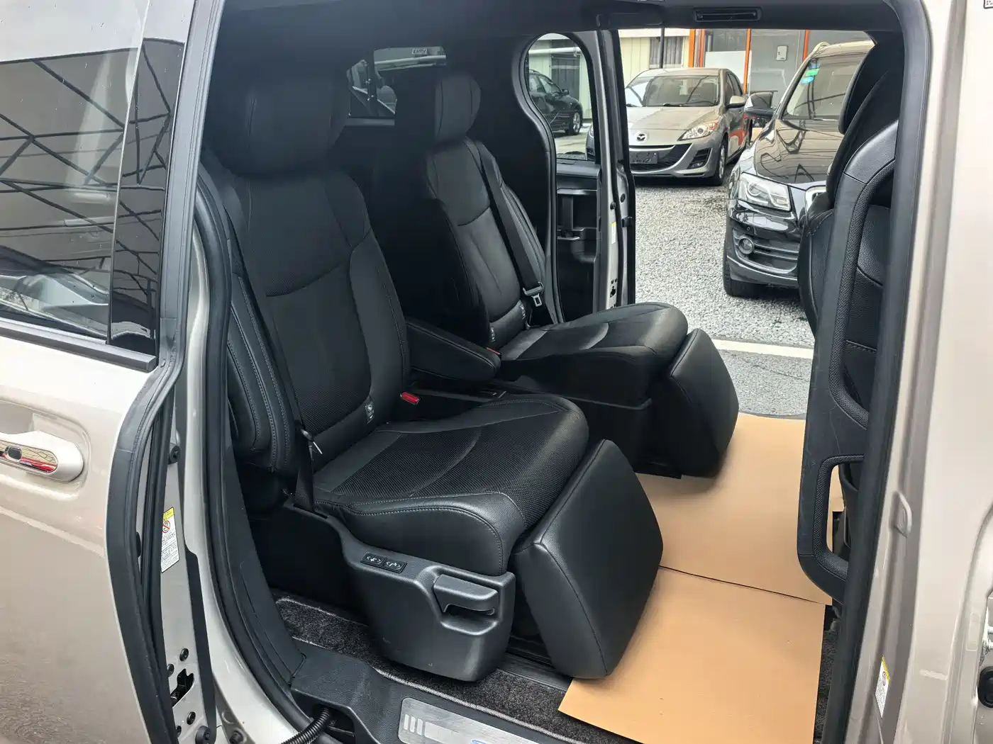 Toyota Sienna 2021 2.5L Hybrid Premium Edition фото 13