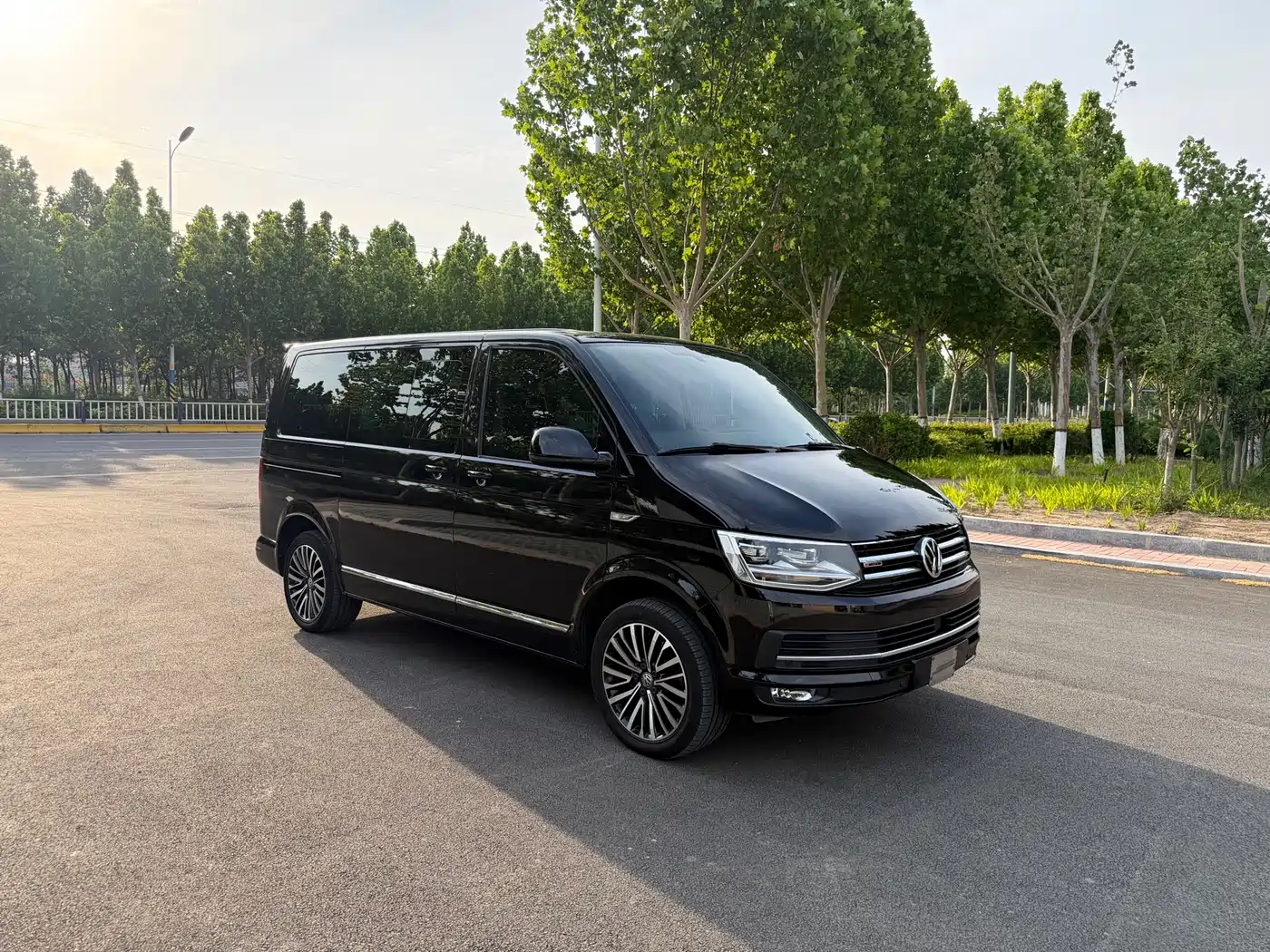 Volkswagen Multivan 2019 2.0TSI 4WD Premium 7-seater фото 3