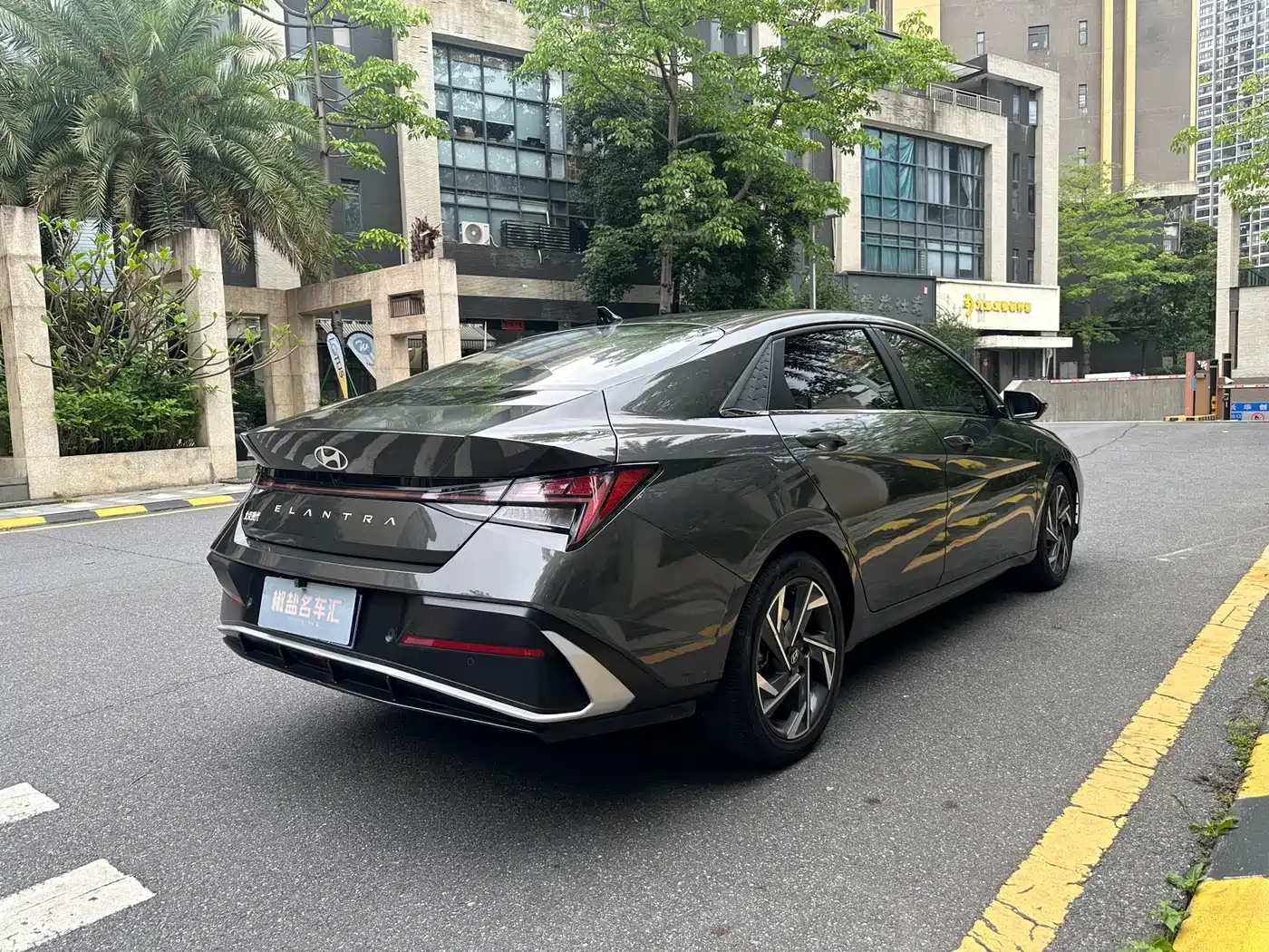 Hyundai Elantra 2023 Model 1.5L CVT LUX Premium Edition фото 6