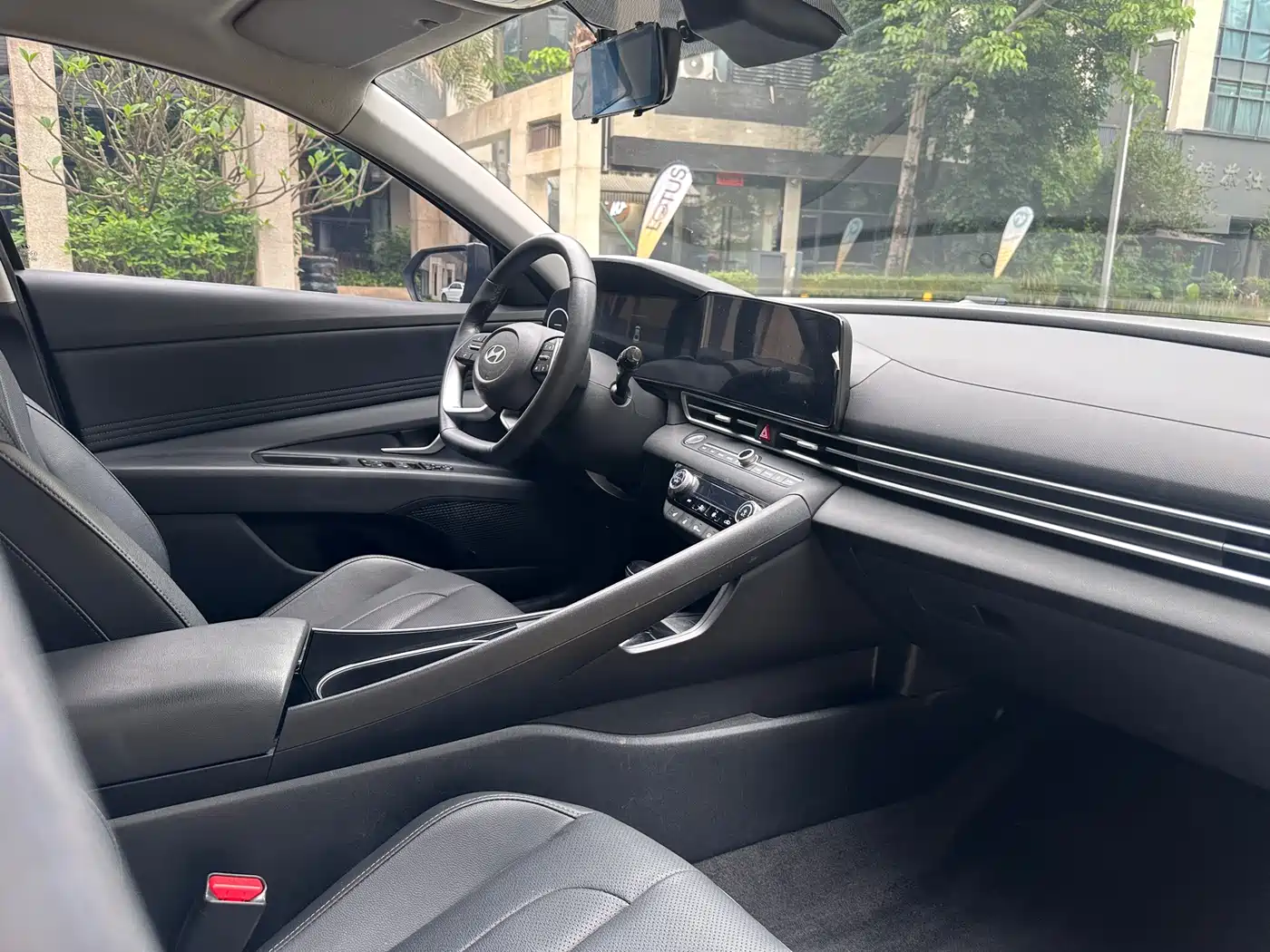 Hyundai Elantra 2023 Model 1.5L CVT LUX Premium Edition фото 21