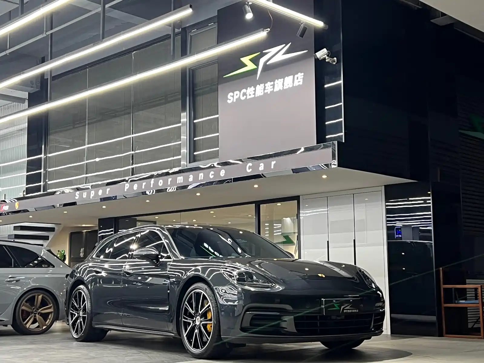 Photo 1 - Porsche Panamera