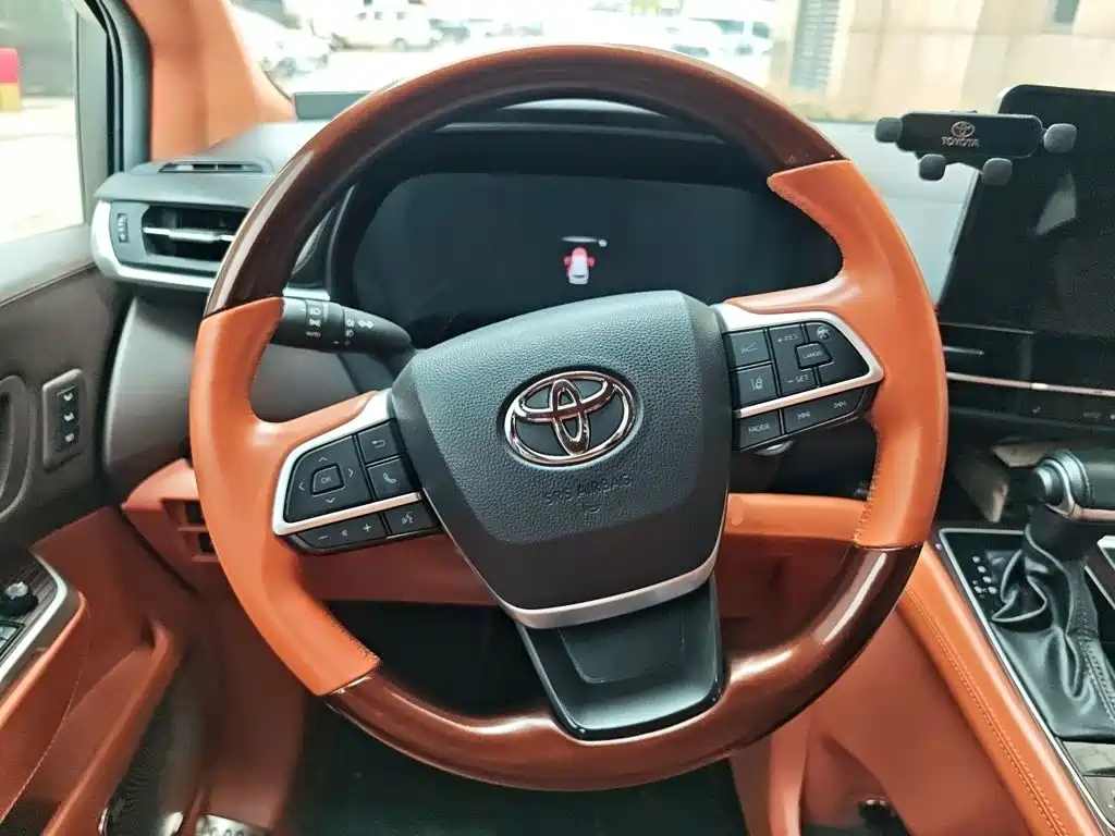 Фото 3 - Toyota Granvia