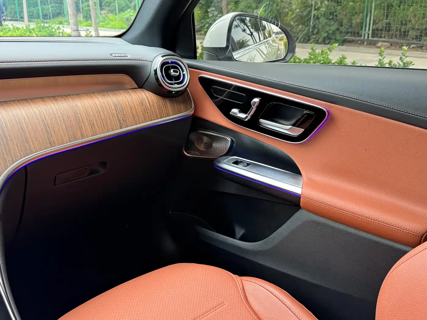 Mercedes-Benz GLC 2023 GLC 300 L 4MATIC Sport 5-Seater фото 10