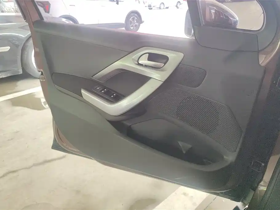 Peugeot 2008 2015 1.6L Automatic Cool Edition фото 7