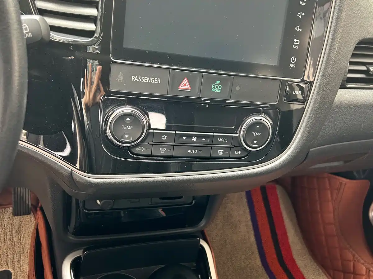 Mitsubishi Outlander 2019 2.0L 2WD Enjoy 7-Seater China VI фото 14