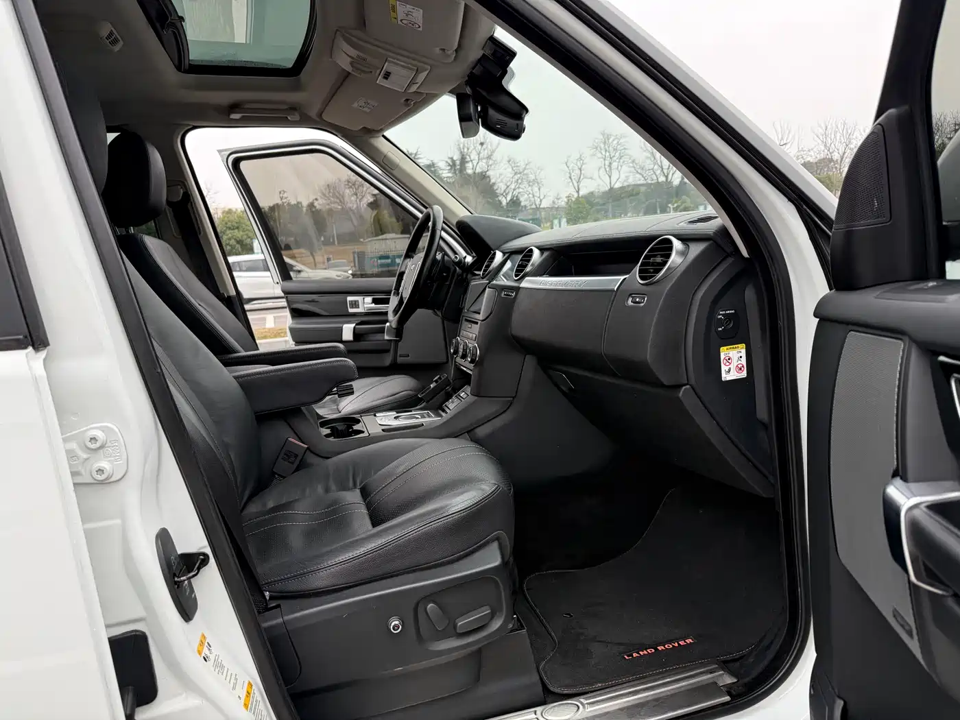Land Rover Discovery 2015 3.0 SC V6 SE фото 12