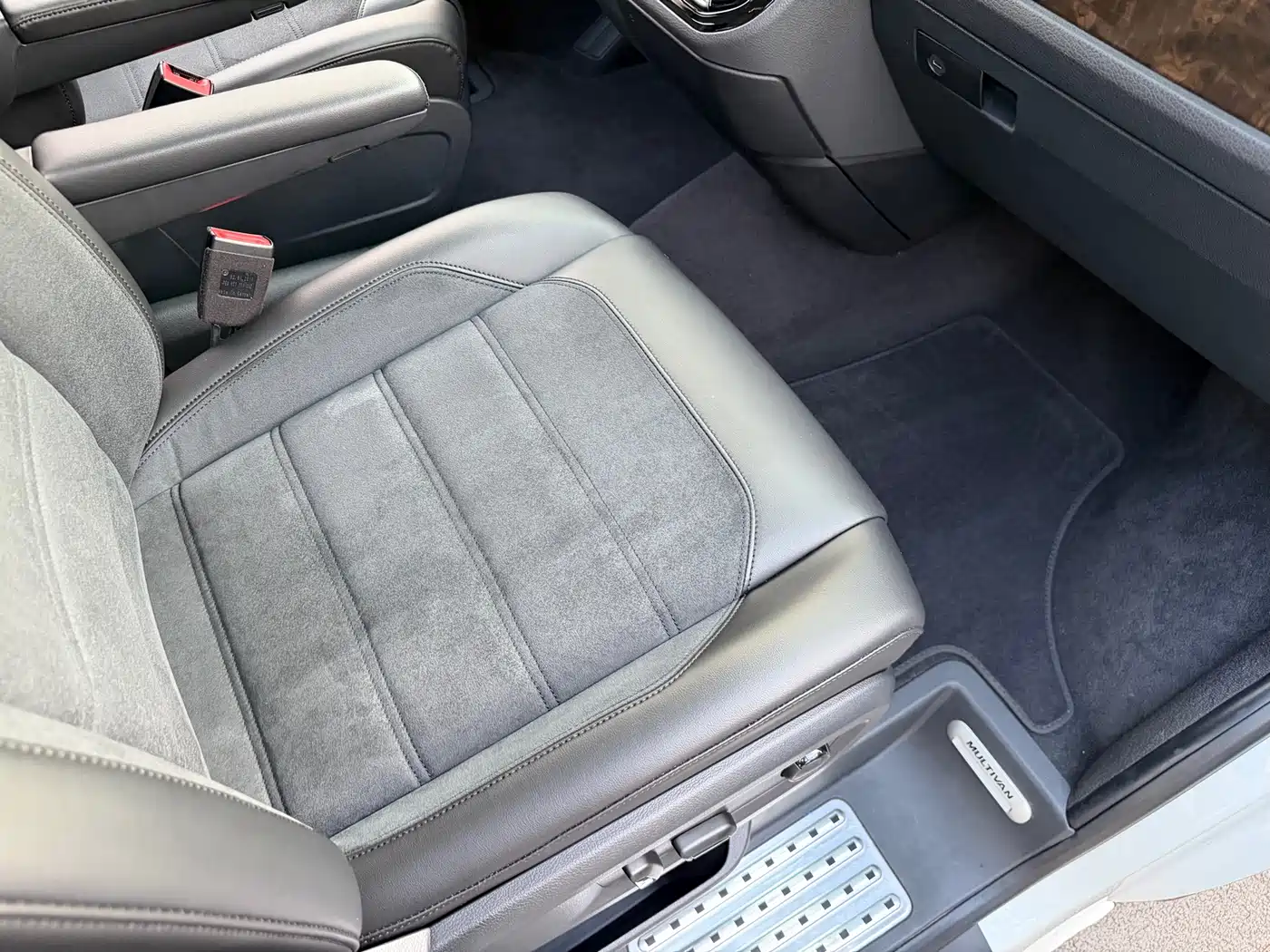 Volkswagen Multivan 2019 2.0TSI 4WD Premium 7-seater фото 14