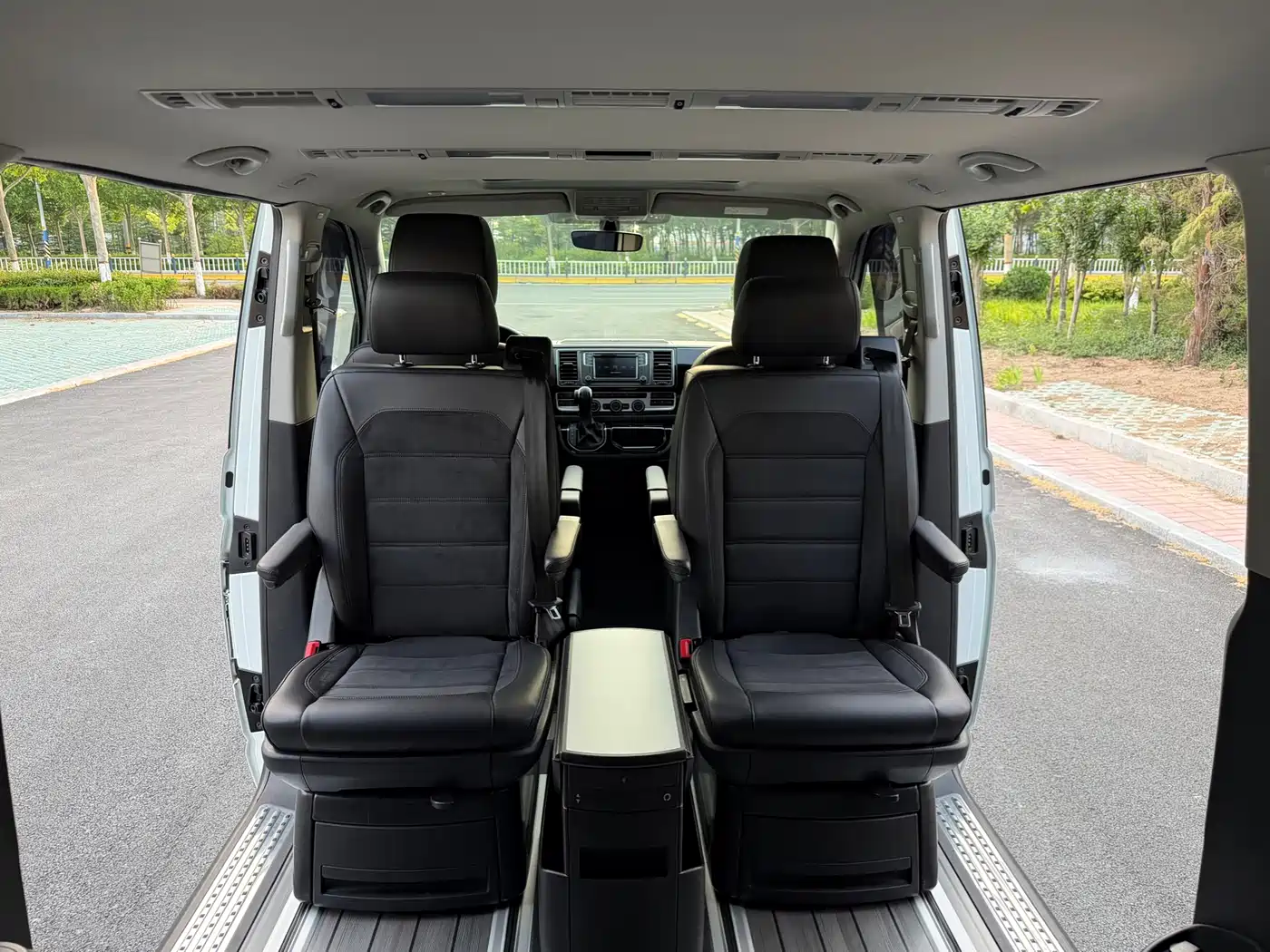 Volkswagen Multivan 2019 2.0TSI 4WD Premium 7-seater фото 23