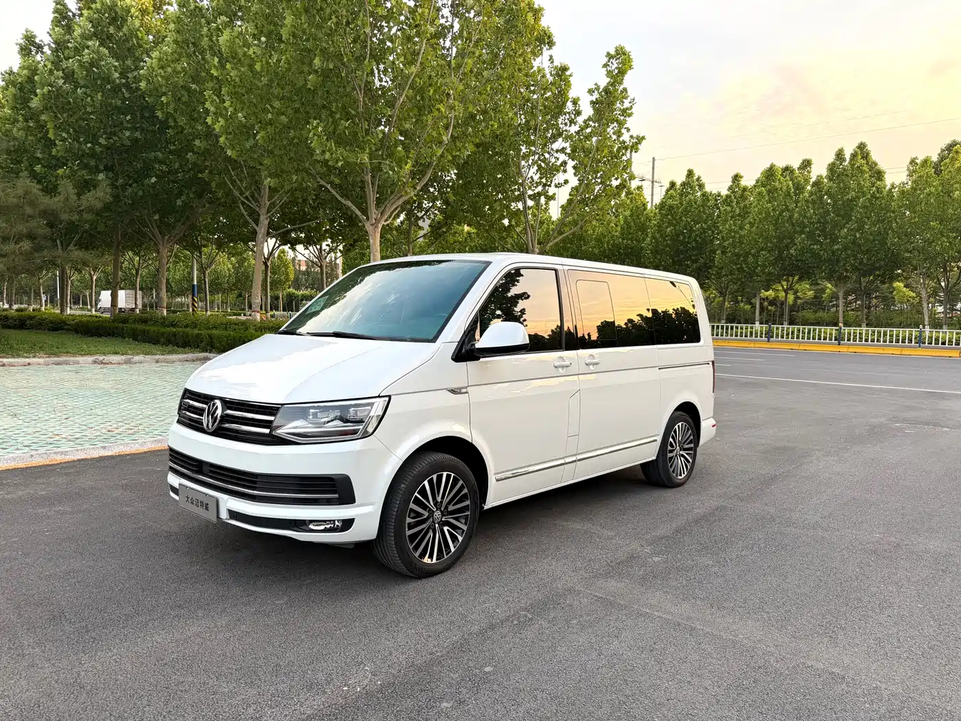 Volkswagen Multivan 2019 2.0TSI 4WD Premium 7-seater фото 2