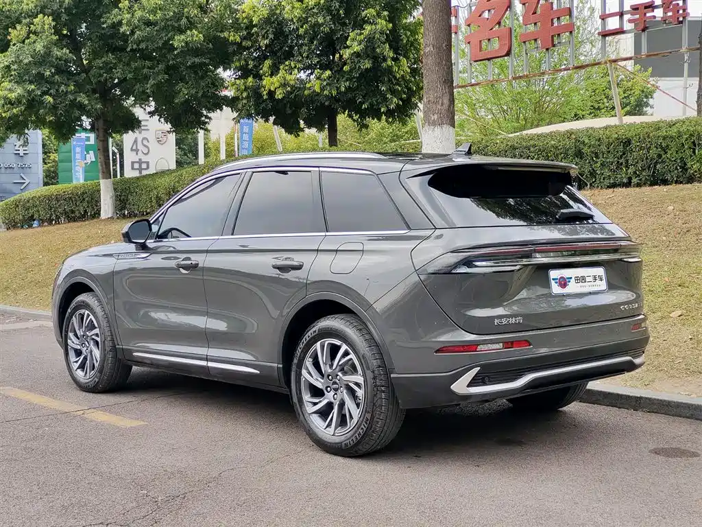 2025 Lincoln Adventurer