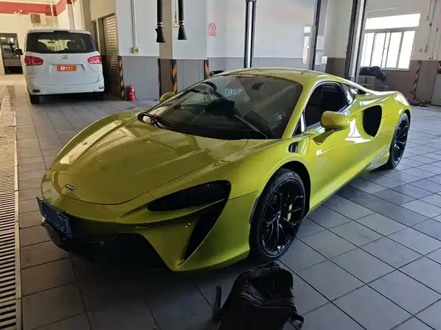 McLaren Artura 2025