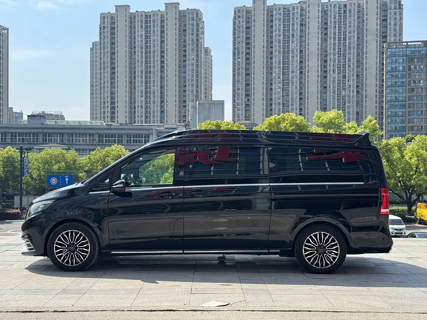 Mercedes-Benz V-Class 2017 Model V 260 L Premium Extended Edition фото 9