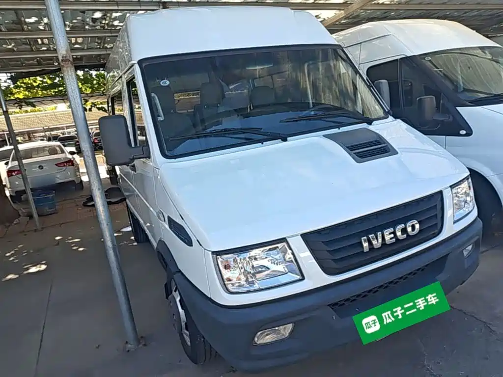 Iveco Daily 2022 2021 Model 2.5T A35 M1 Passenger Vehicle 5-9 Seats Short Wheelbase Medium Roof Dual Tires Sliding Door
