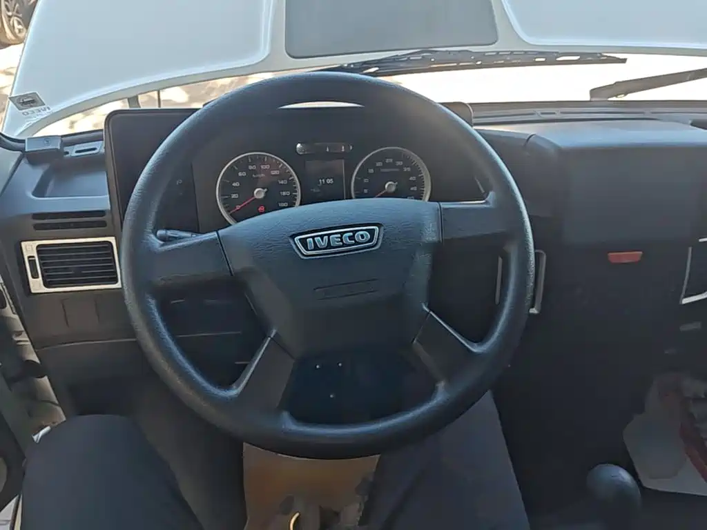 Iveco Daily 2022 2021 Model 2.5T A35 M1 Passenger Vehicle 5-9 Seats Short Wheelbase Medium Roof Dual Tires Sliding Door