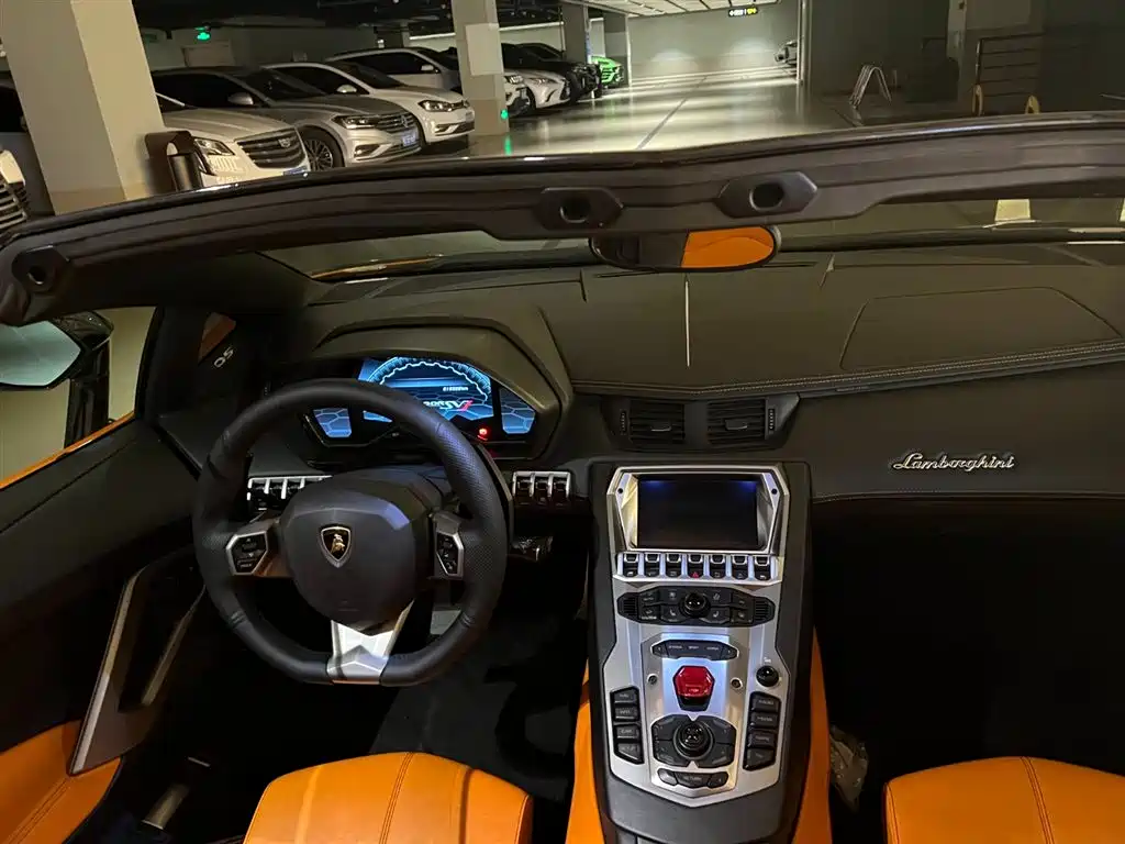 LAMBORGHINI AVENTADOR