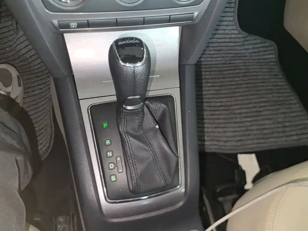 Škoda Octavia 2015 Classic 1.6L Automatic Elite Edition фото 14