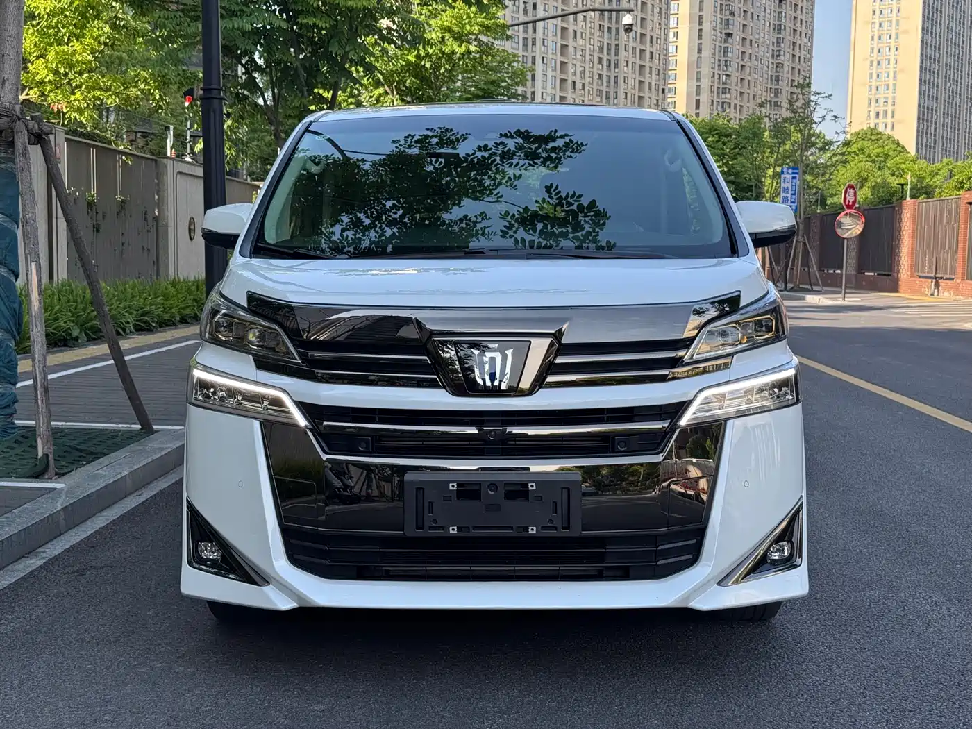 Toyota Vellfire 2023 Crown Hybrid 2.5L HV Luxury фото 2