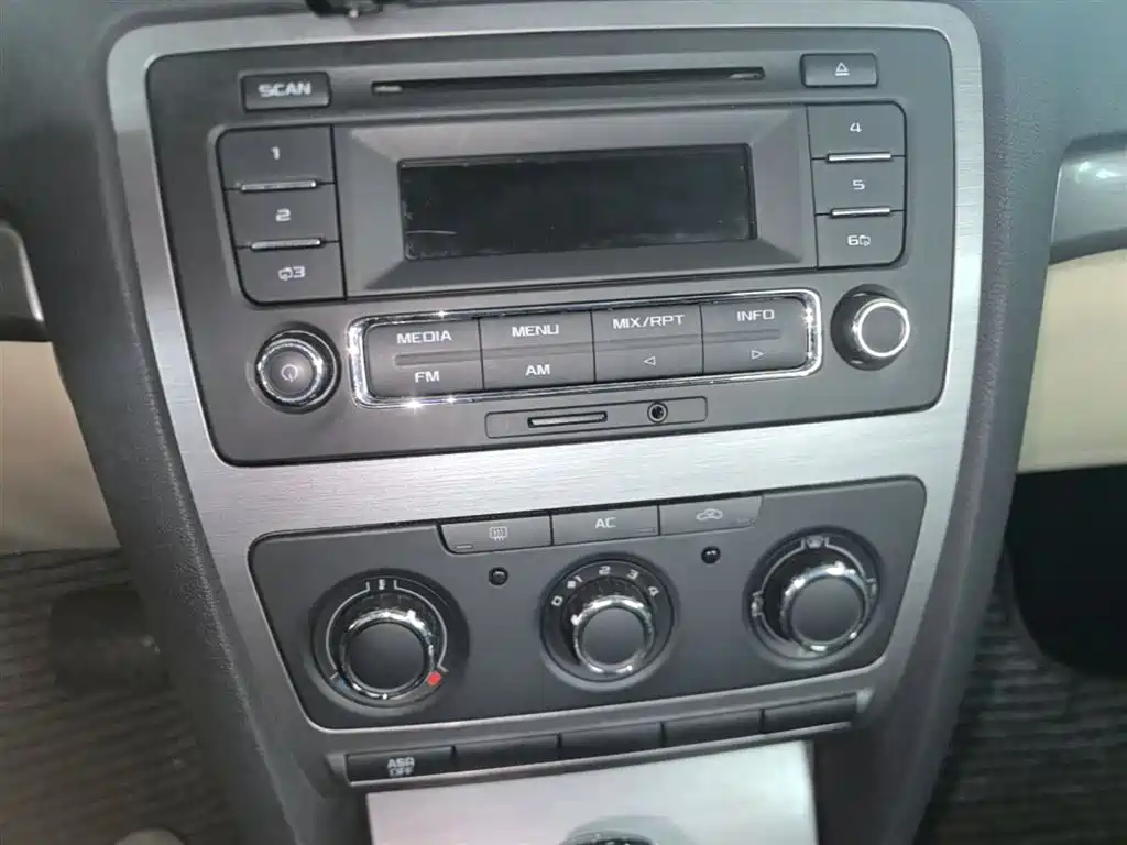Škoda Octavia 2015 Classic 1.6L Automatic Elite Edition фото 13