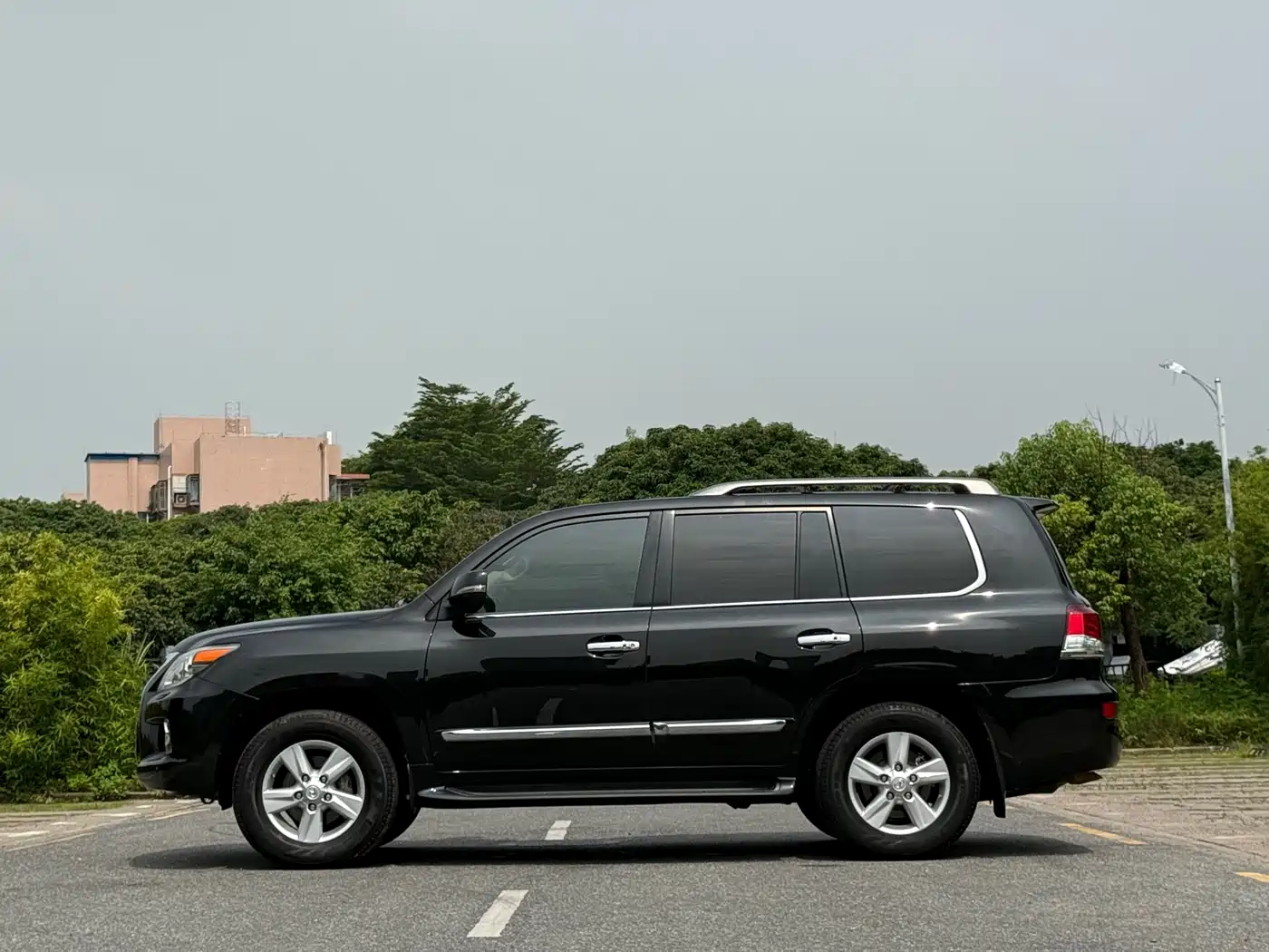 Photo 13 - Lexus LX