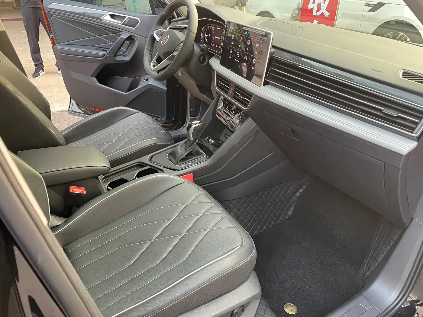 Volkswagen Tiguan L 2024 Outstanding 330TSI Auto 2WD R-Line Dragon Glory Edition фото 7