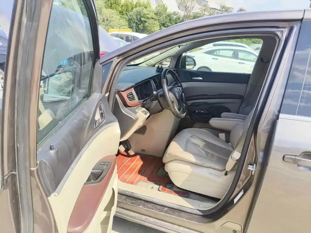 Photo 8 - Buick GL8