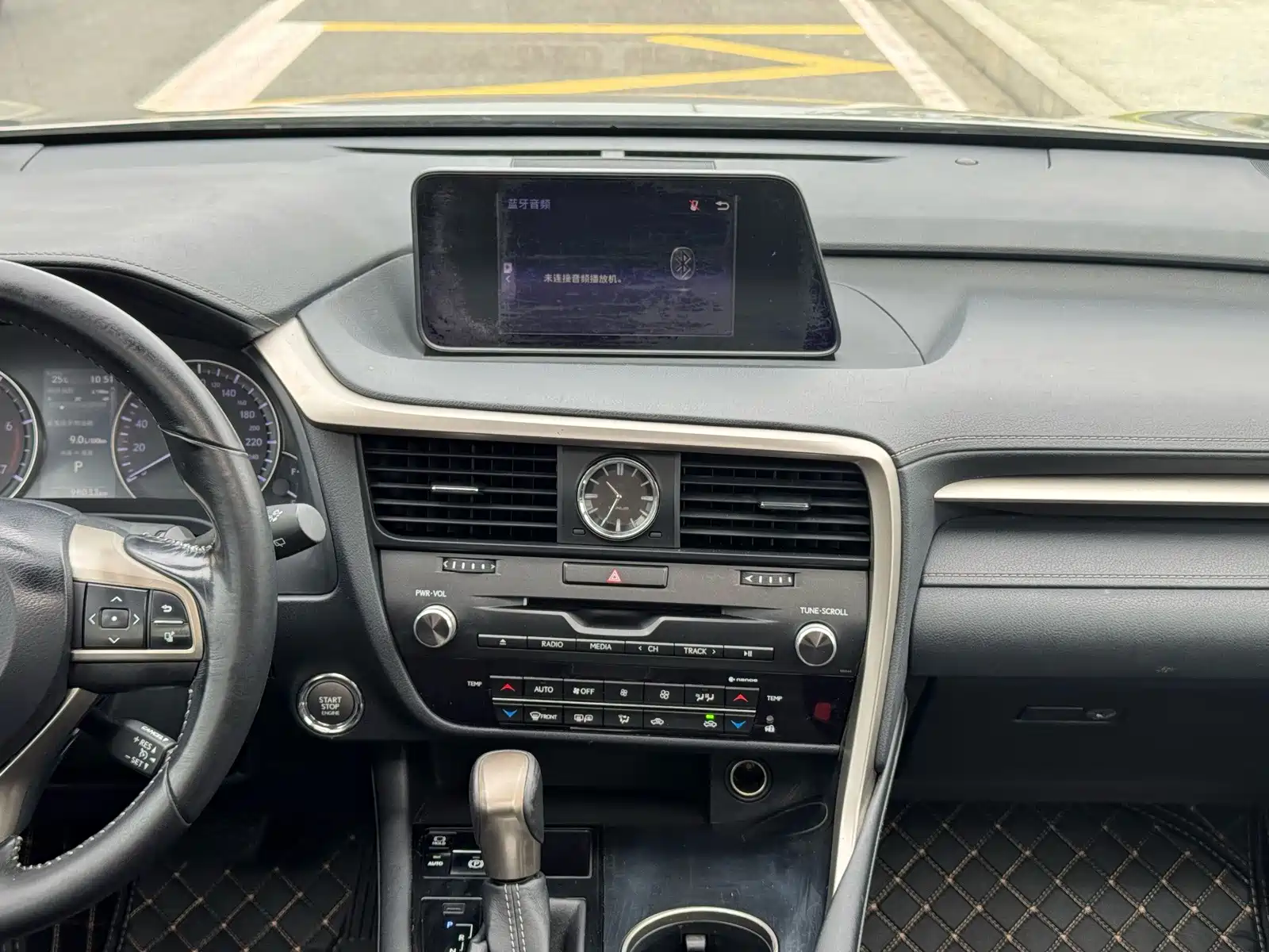 Photo 15 - Lexus RX