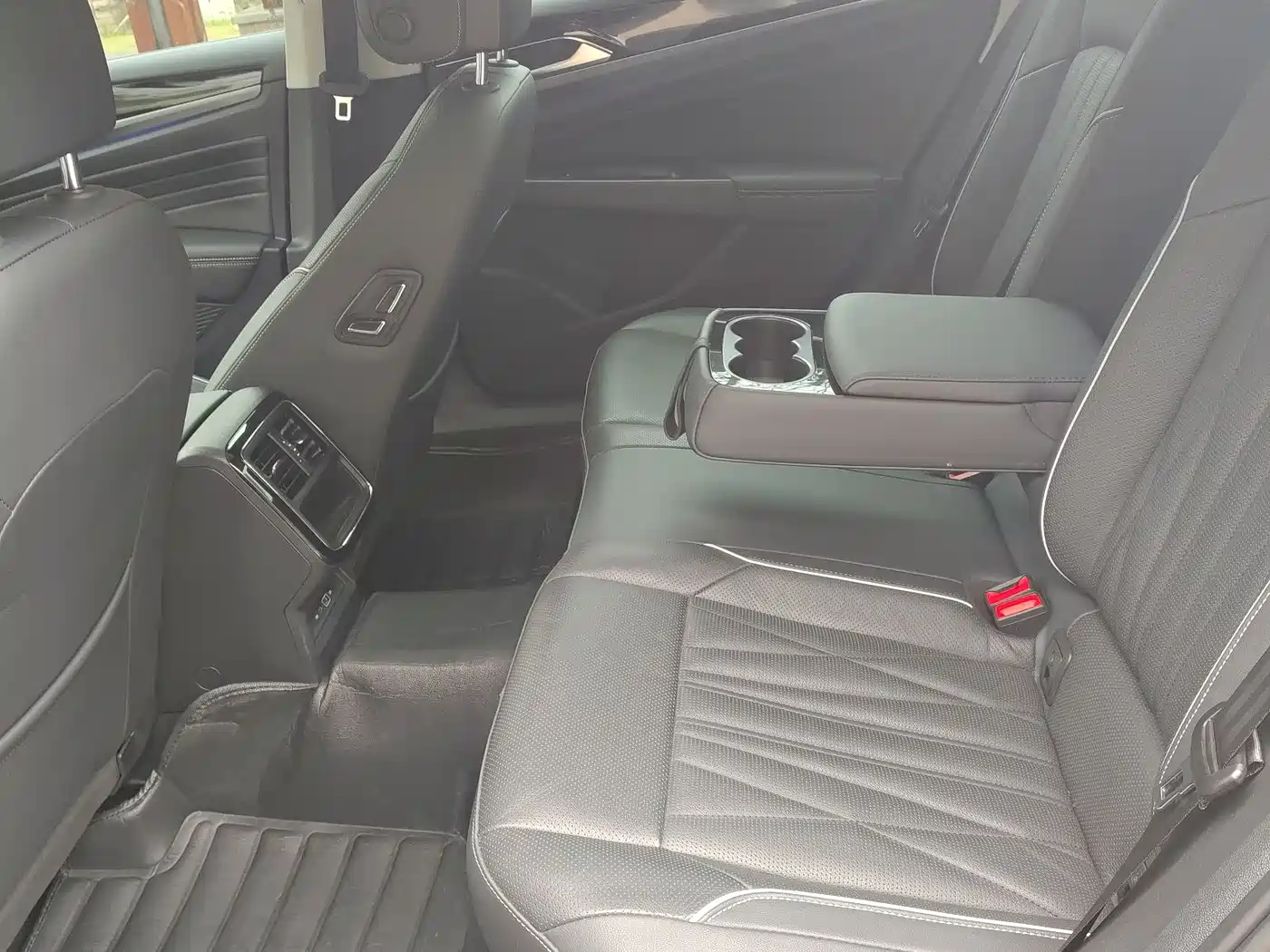 Volkswagen Passat 2022 330TSI Starlight Luxury Edition фото 11