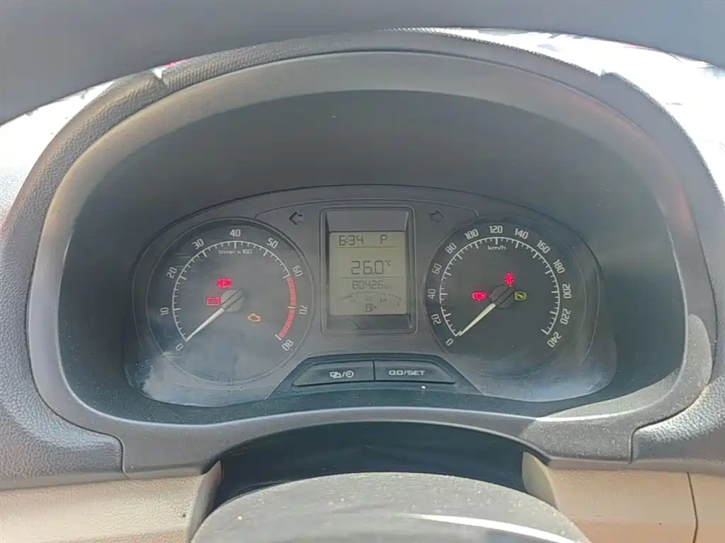 Škoda Fabia 2014 1.4L Automatic Crystal Edition фото 12