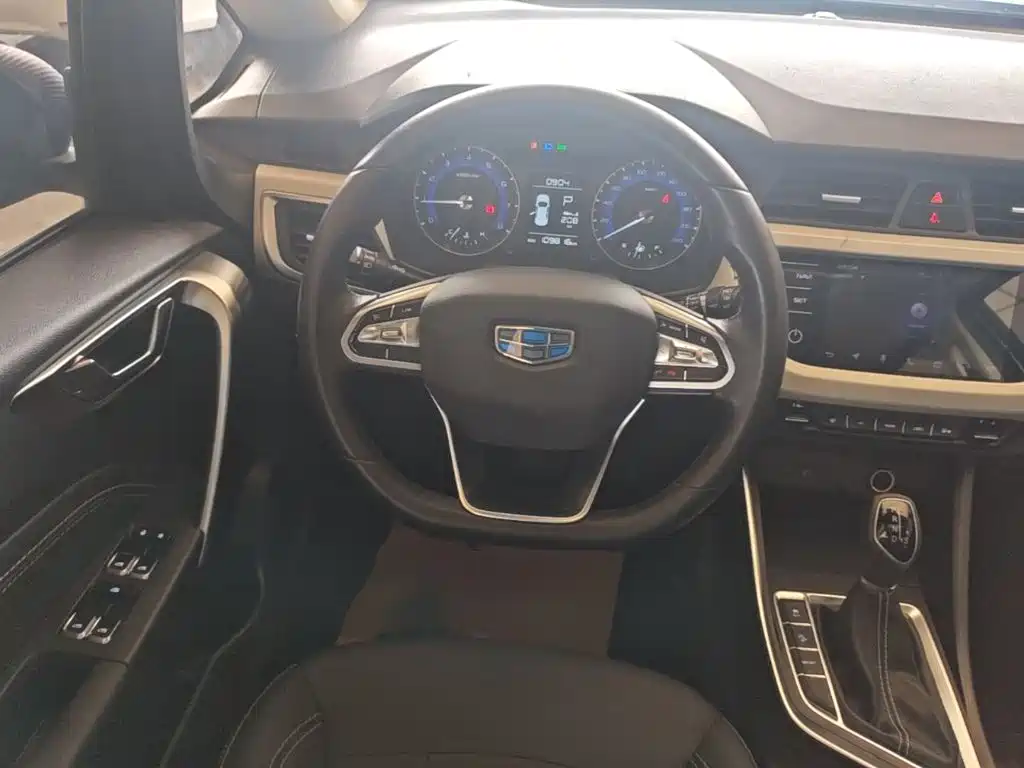 Фото 11 - Geely Vision X3
