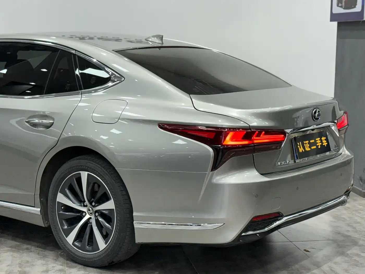 Lexus LS 2021 500h Excellence Edition фото 14