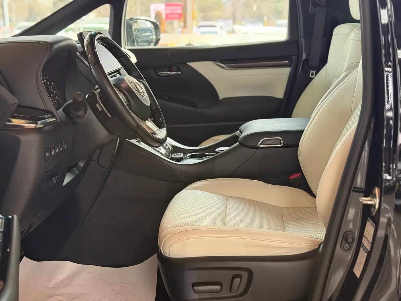 Lexus LM 2020 300h Seven-Seater Elegance Edition фото 19