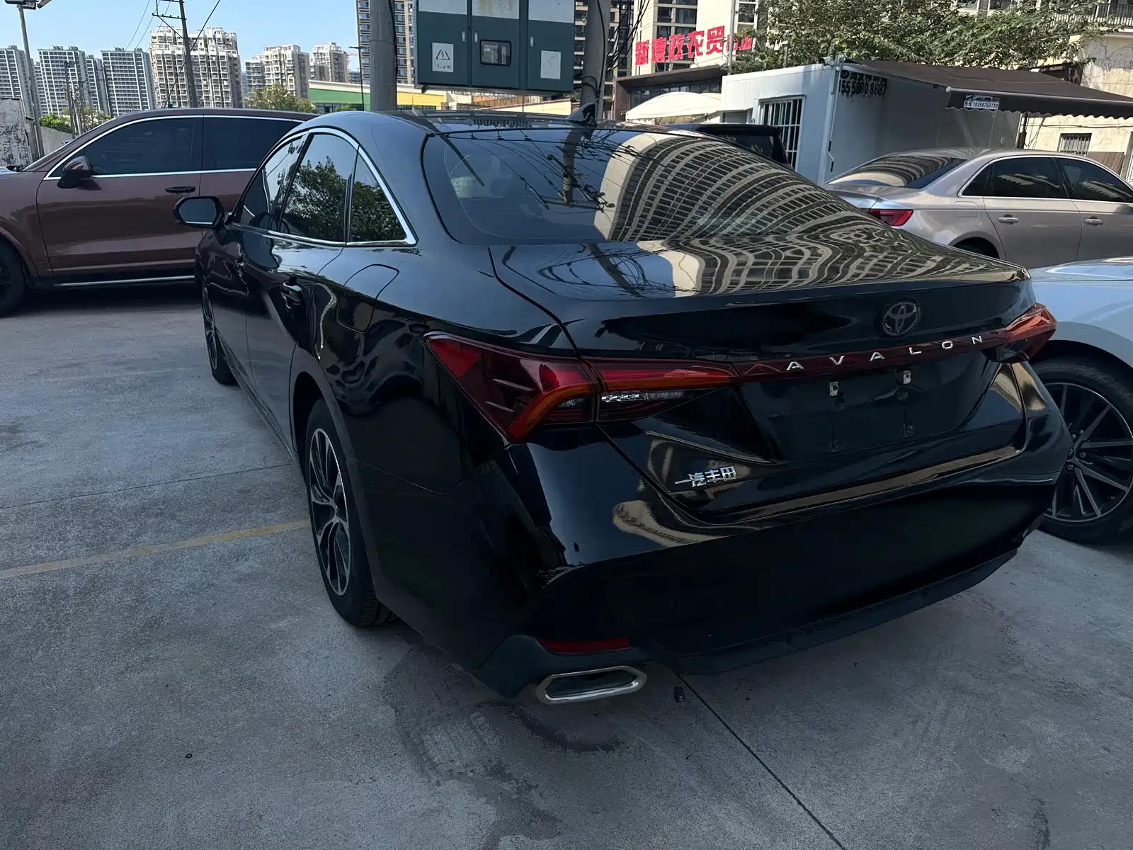 Photo 8 - Toyota Avalon