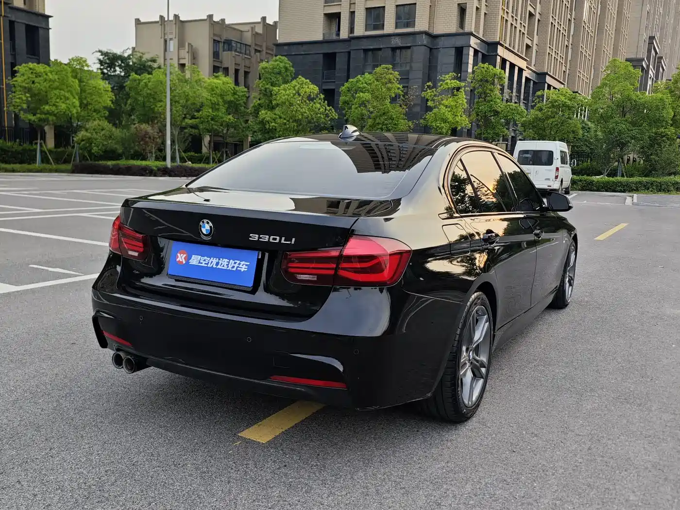 BMW 3 Series 2019 320Li M Sport Black Night Edition фото 17