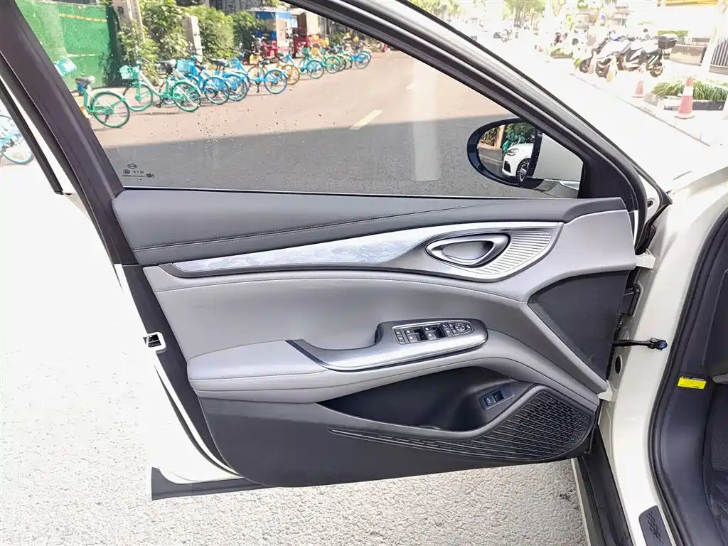 BYD Seal 2024 Glory Edition DM-i 1.5L 121km Prestige фото 6