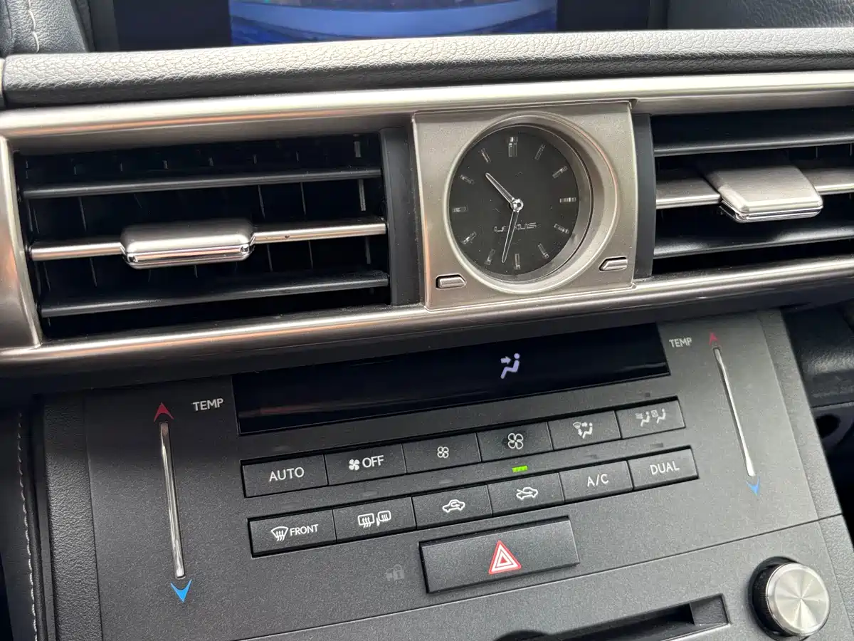 Lexus IS 2015 200t F SPORT фото 13