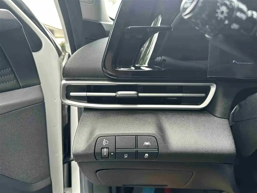 Hyundai Elantra 2021 1.5L CVT LUX Premium Edition фото 14