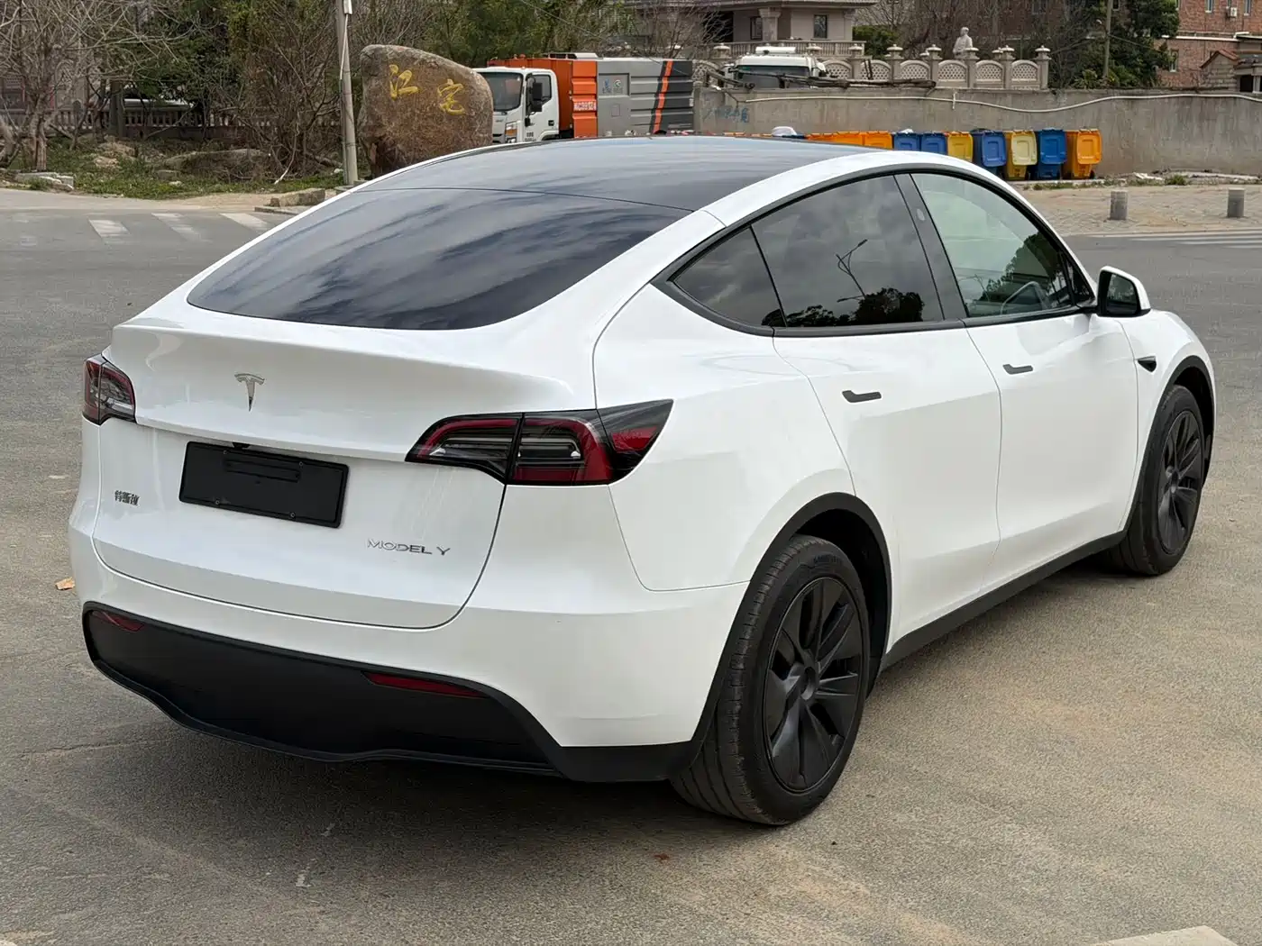 TESLA MODEL Y