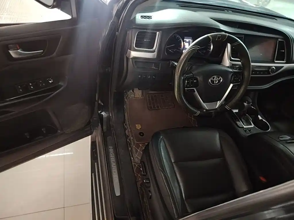 Фото 12 - Toyota Highlander