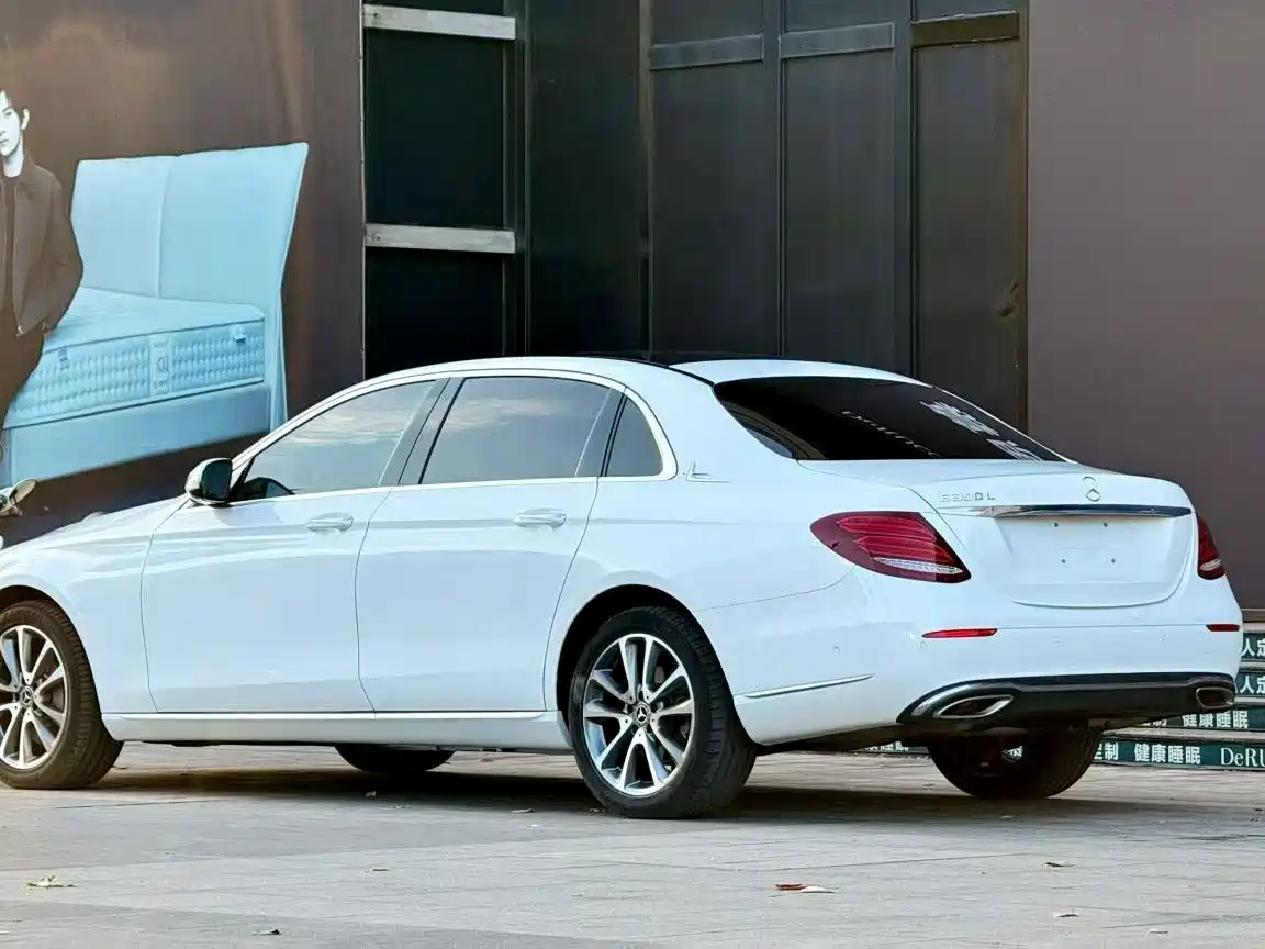 Фото 3 - Mercedes-Benz E-Class