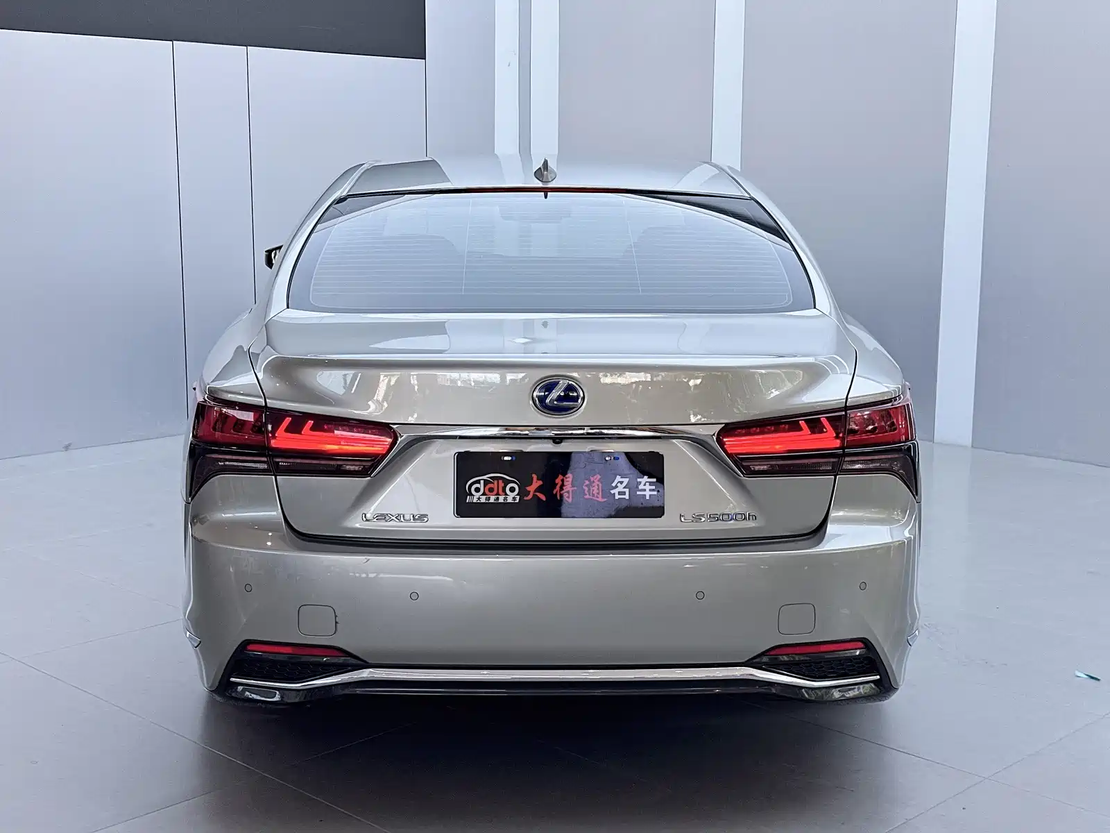 Фото 17 - Lexus LS