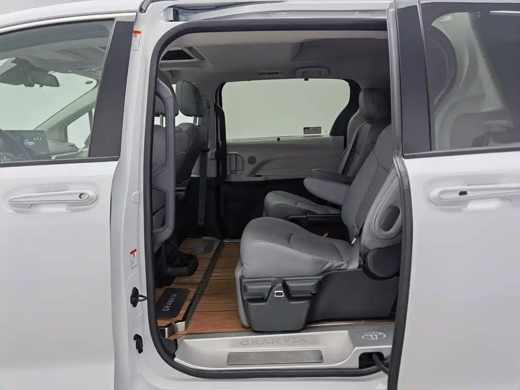 Фото 15 - Toyota Granvia