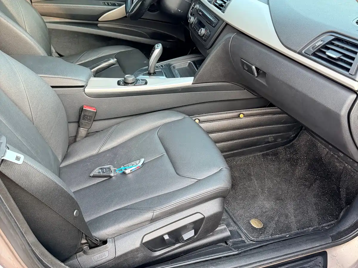 BMW 3 Series GT 2014 320i Leading Edition фото 13