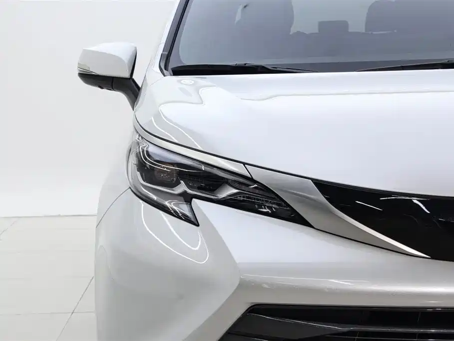 Toyota Sienna 2023 2.5L Hybrid Premium Edition фото 31