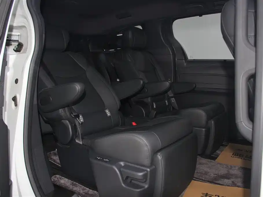 Toyota Sienna 2023 2.5L Hybrid Premium Edition фото 27