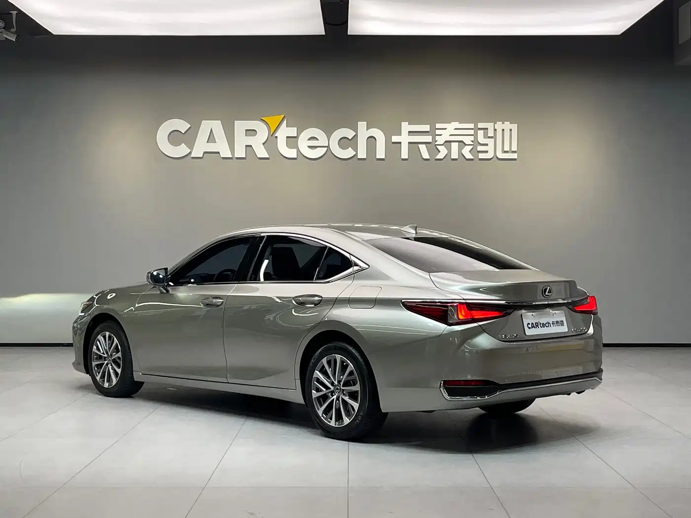 Фото 6 - Lexus ES