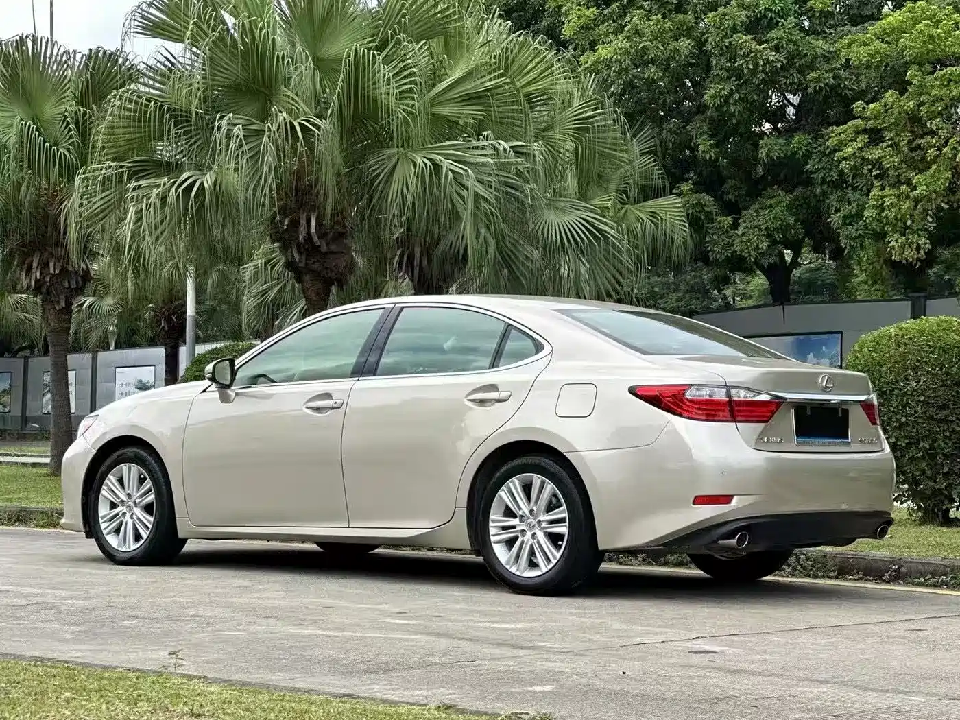 Photo 7 - Lexus ES