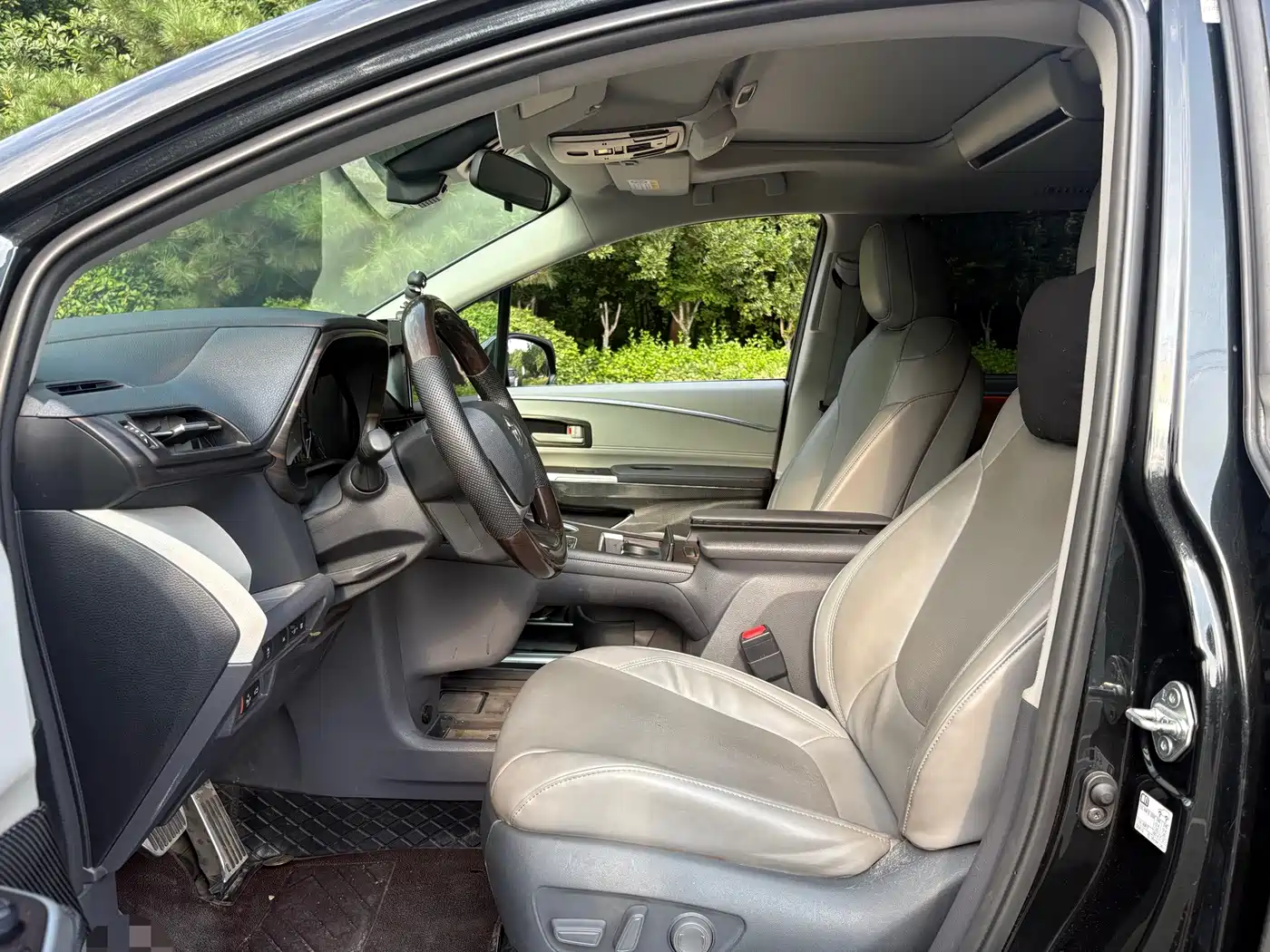 Toyota Granvia 2024 2023 2.5L Hybrid Luxury Edition