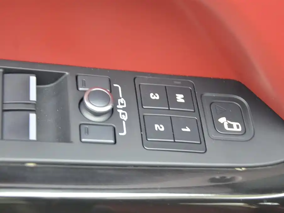 Land Rover Defender 2021 110 P400 Dark Special Edition фото 11
