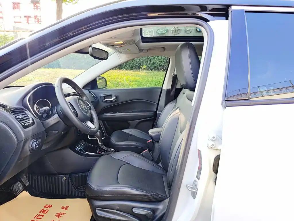 Фото 8 - Jeep Compass