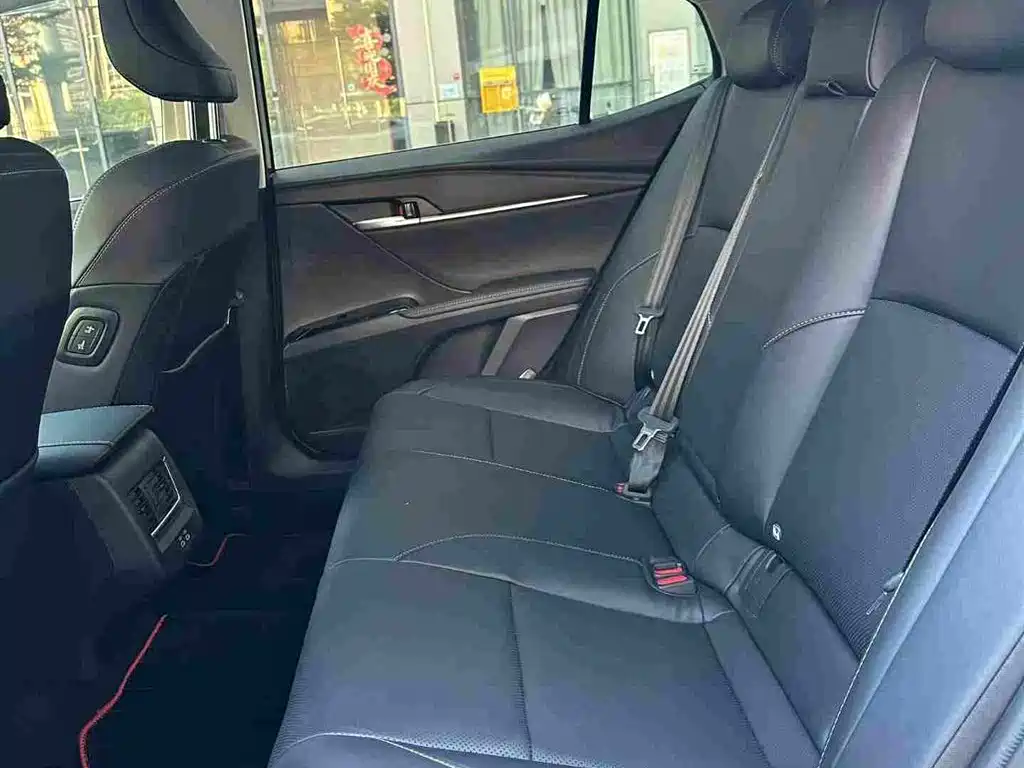 Фото 10 - Toyota Camry